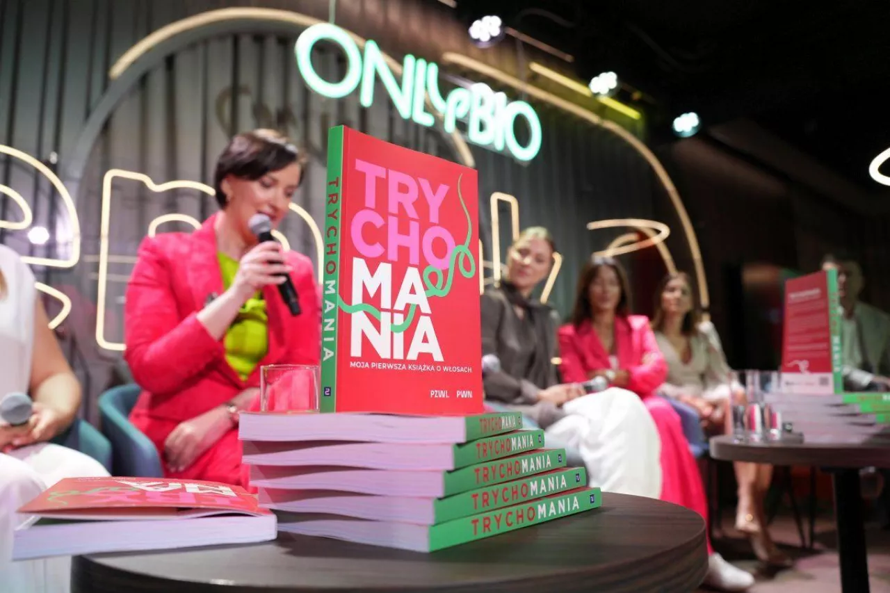 „Trychomania” ma szczególne znaczenie- porządkuje wiedzę, obala mity i pokazuje, jak świadomie dbać o zdrowie włosów w oparciu o aktualną naukę.