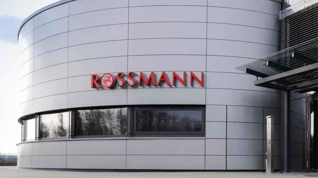 Rossmann otworzy mniej placówek w 2026 roku. Stawia na galerie handlowe i osiedla