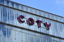 Coty przebudowuje globalne struktury