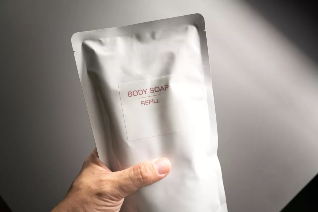 Czy kosmetyki refill naprawdę się przyjęły? Branża inwestuje, ale bariery pozostają