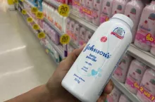 Po 10 latach procesów Johnson &amp; Johnson idzie na ugodę. Stawką miliardy dolarów (fot. Shutterstock)