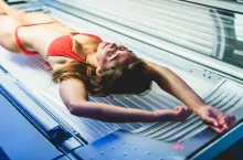 Solaria a zdrowie skóry. Eksperci obalają mity o ich korzyściach. (Fot. Shutterstock)