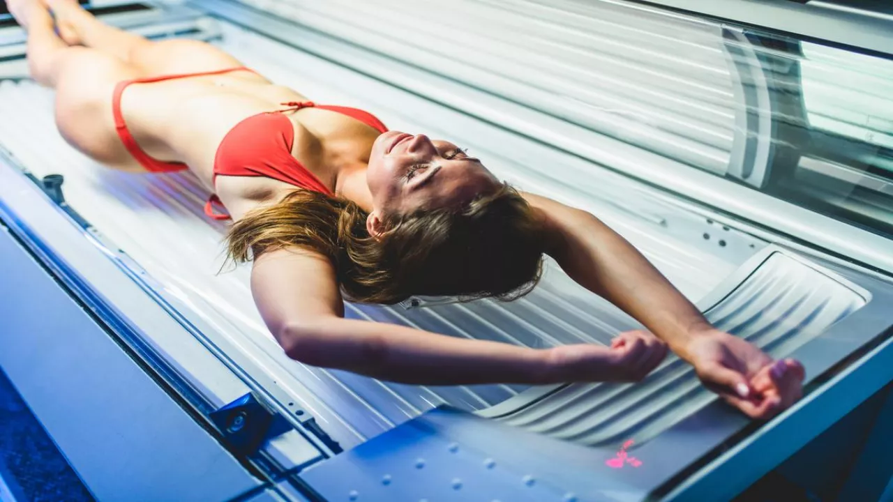 Solaria a zdrowie skóry. Eksperci obalają mity o ich korzyściach. (Fot. Shutterstock)