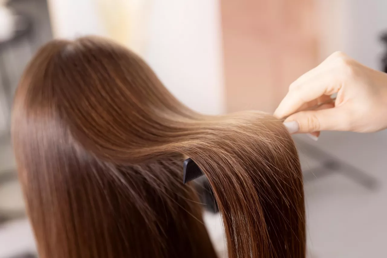 Włosy jak tafla wody. Kosmetyki i zabiegi, które pomagają osiągnąć efekt glass hair