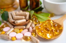 Alternatywna medycyna ziołowa w kapsułkach organicznych z witaminą E, omega-3, olejem rybim, minerałami, lekiem z liśćmi ziół - naturalne suplementy dla zdrowego i dobrego życia.