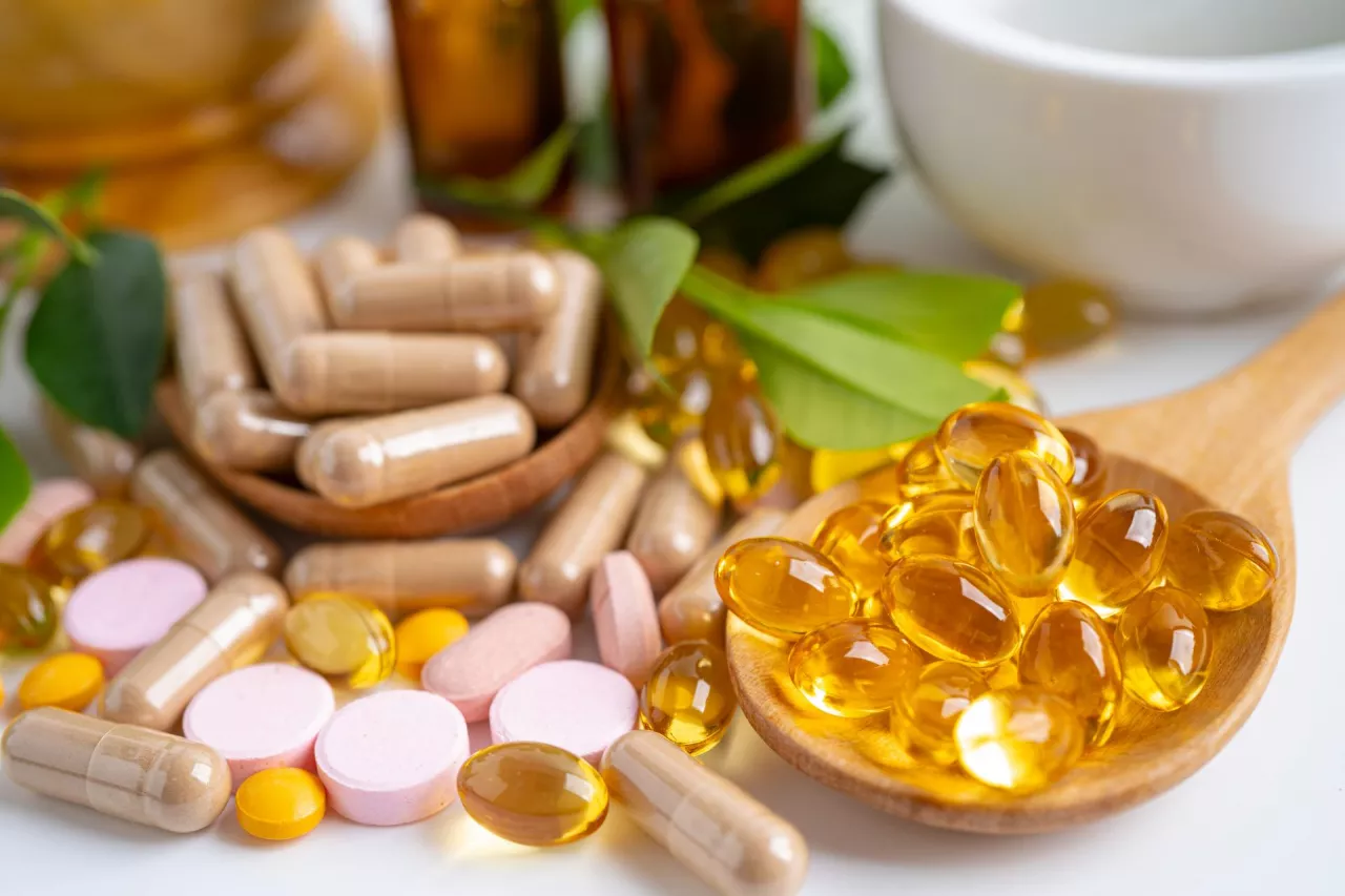 Alternatywna medycyna ziołowa w kapsułkach organicznych z witaminą E, omega-3, olejem rybim, minerałami, lekiem z liśćmi ziół - naturalne suplementy dla zdrowego i dobrego życia.