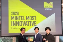 Rozdanie nagród MMI. Po lewej: Daisuke Fujita, Mintel Japan; w środku: pan Yoshikawa, KOSÉ; po prawej: pan Obikane, KOSÉ.