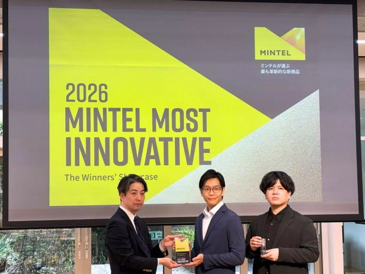 Rozdanie nagród MMI. Po lewej: Daisuke Fujita, Mintel Japan; w środku: pan Yoshikawa, KOSÉ; po prawej: pan Obikane, KOSÉ.