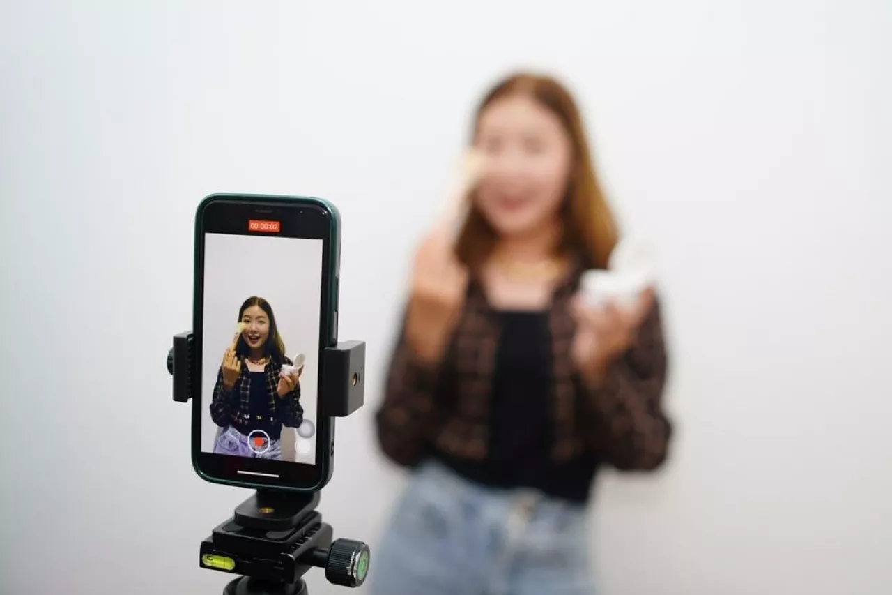 ”Dupe culture” nie jest jedynie przelotną modą z TikToka, co wyraźnie potwierdzają twarde dane analityczne (fot. Shutterstock)