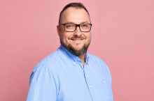 Za stworzenie i całościową realizację aplikacji odpowiada Paweł Wilk, natomiast za opracowanie treści merytorycznych oraz zgodności z wiedzą kosmetologiczną — Paulina Czarnecka, kosmetolożka swederm.