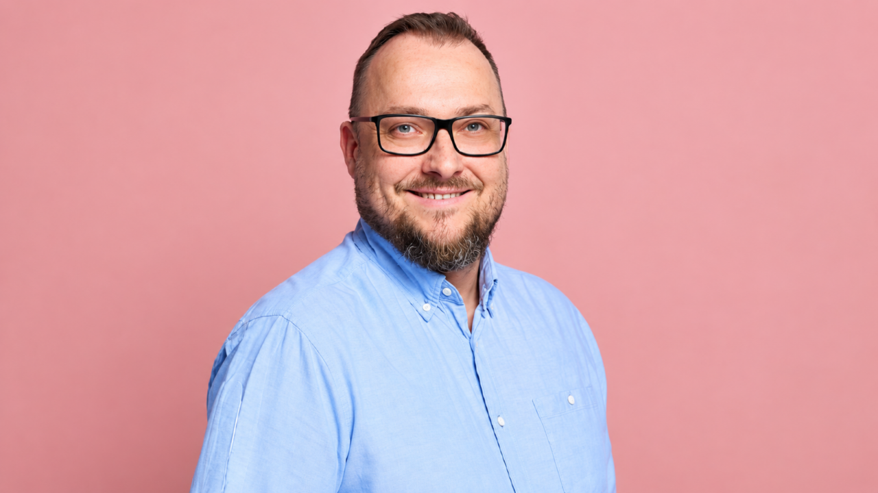 Za stworzenie i całościową realizację aplikacji odpowiada Paweł Wilk, natomiast za opracowanie treści merytorycznych oraz zgodności z wiedzą kosmetologiczną — Paulina Czarnecka, kosmetolożka swederm.