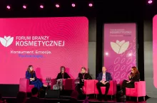 Od lewej do prawej: <strong>Katarzyna Gawlik-Pachla</strong>, pełnomocniczka ds. jakości w firmie Inglot, <strong>dr Anna Oborska</strong>, dyrektorka generalna Polskiego Stowarzyszenia Przemysłu Kosmetycznego i Detergentowego, <strong>Magdalena Dziczek</strong>, dyrektorka ds. rozwoju biznesu RLG w Polsce, oraz <strong>Paweł Wróblewski,</strong> Expansion Manager w Smurfit Westrock.