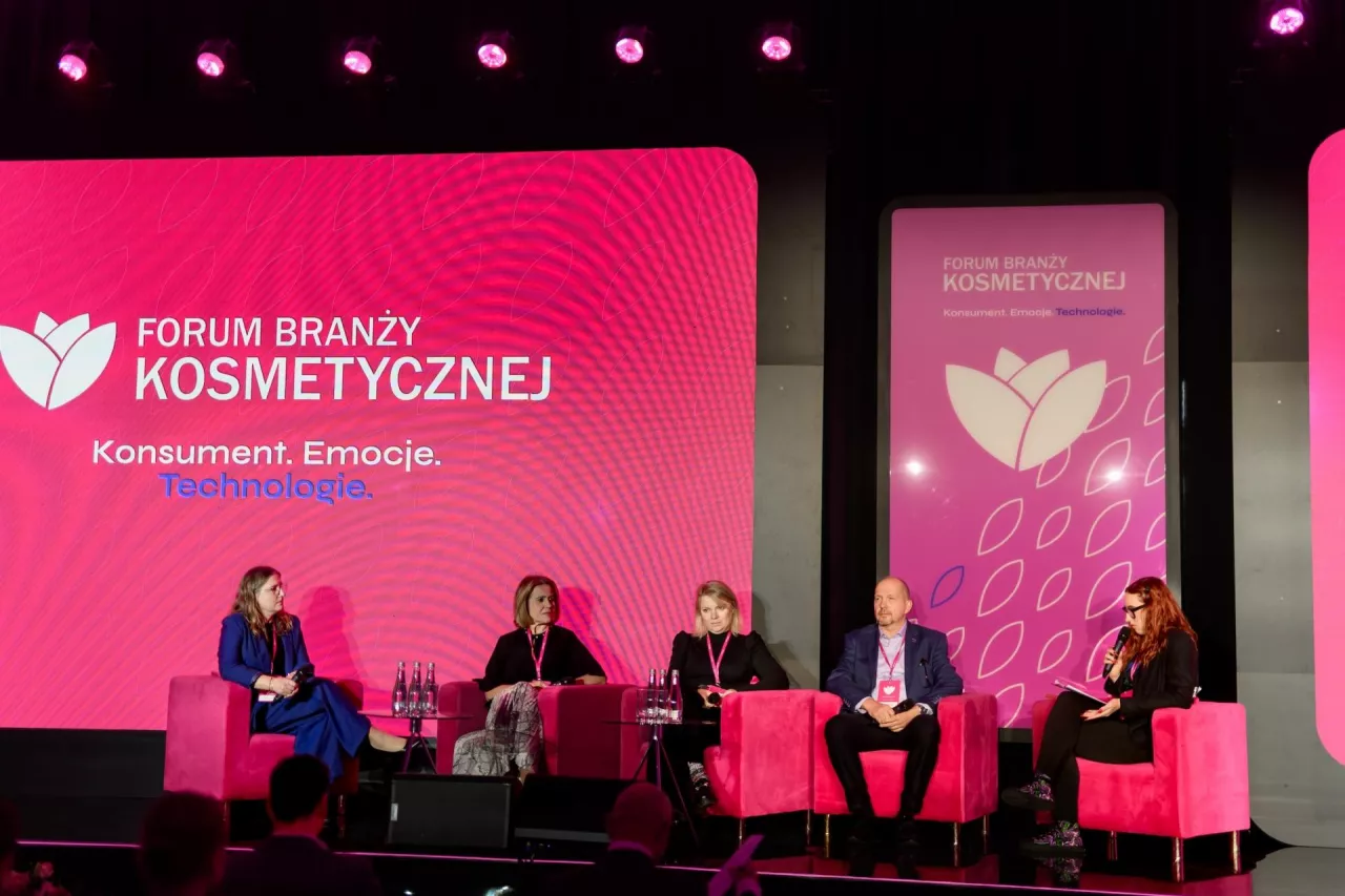 Od lewej do prawej: <strong>Katarzyna Gawlik-Pachla</strong>, pełnomocniczka ds. jakości w firmie Inglot, <strong>dr Anna Oborska</strong>, dyrektorka generalna Polskiego Stowarzyszenia Przemysłu Kosmetycznego i Detergentowego, <strong>Magdalena Dziczek</strong>, dyrektorka ds. rozwoju biznesu RLG w Polsce, oraz <strong>Paweł Wróblewski,</strong> Expansion Manager w Smurfit Westrock.